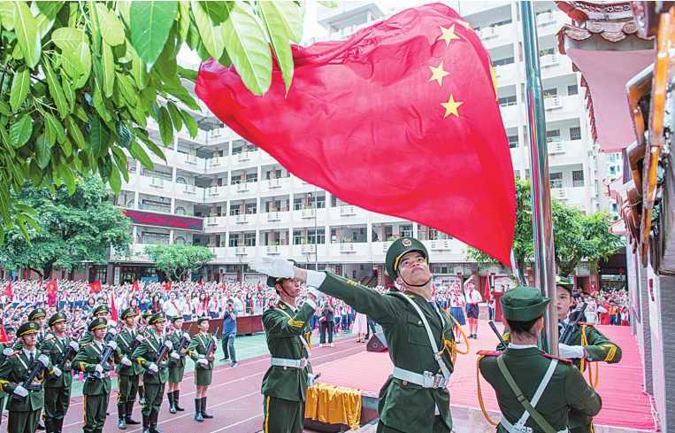 万象城娱乐awc线路国旗护卫队在第七小学开展升旗仪式。受访单位供图